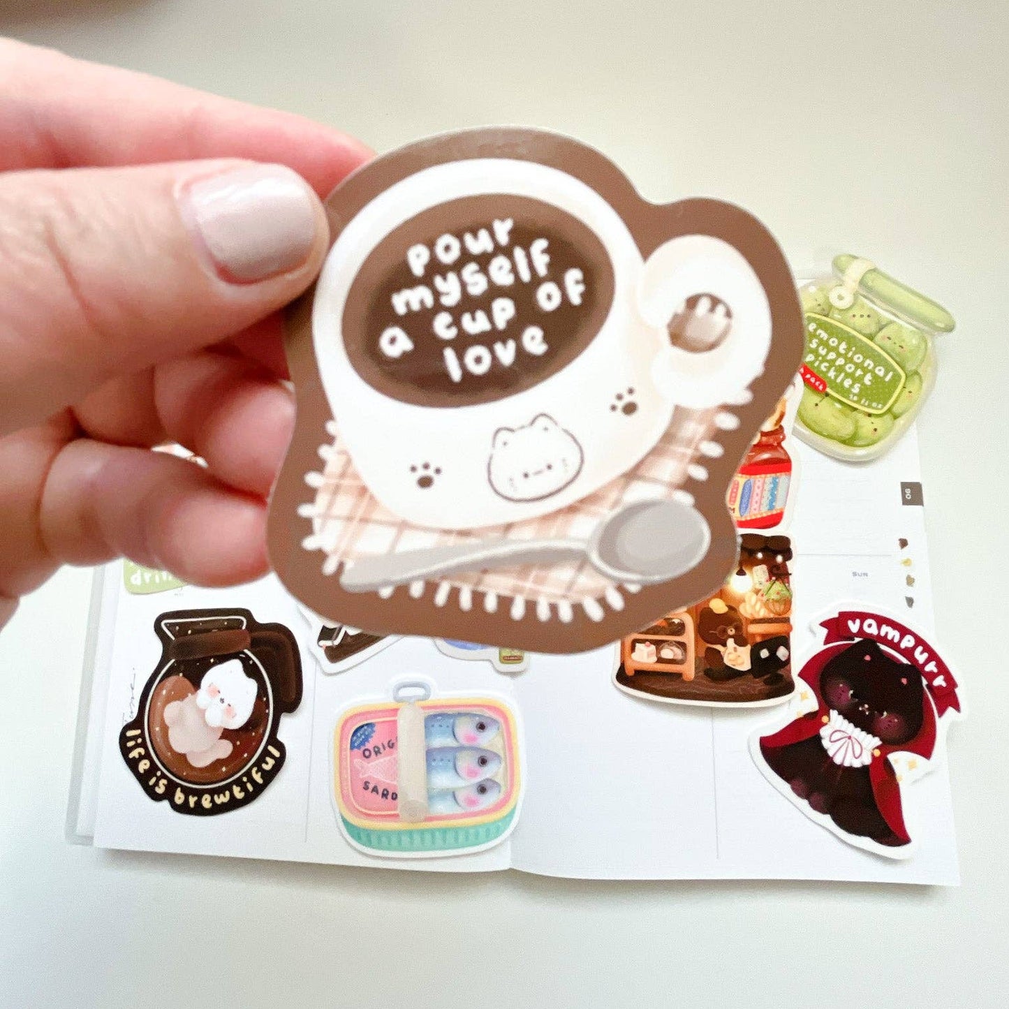 Sticker en vinyle | Kuboandlucy | Pour Myself a Cup of Love