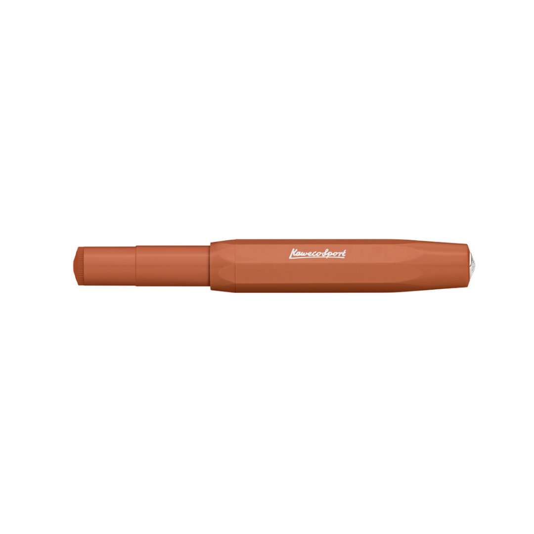 Stylo roller parfait - élégant, de haute qualité, design moderne intéressant, très pratique mais chic en même temps. Le mélange de pigments rouges et orange fait du stylo plume dans notre couleur Fox un véritable accroche-regard. Inspirée des tendances streetwear actuelles des grandes villes, la couleur donne au stylo un caractère organique.