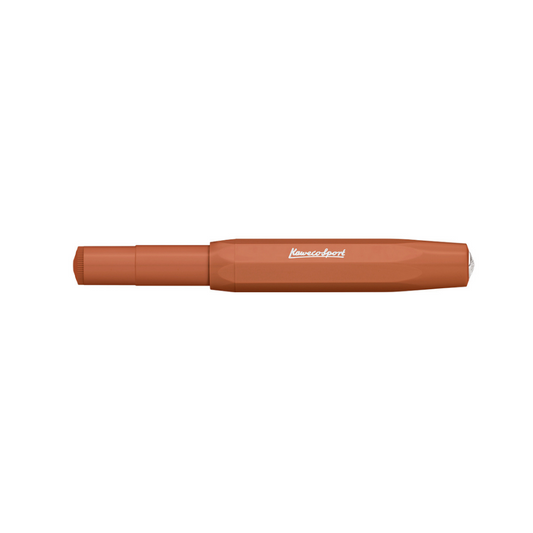 Stylo roller parfait - élégant, de haute qualité, design moderne intéressant, très pratique mais chic en même temps. Le mélange de pigments rouges et orange fait du stylo plume dans notre couleur Fox un véritable accroche-regard. Inspirée des tendances streetwear actuelles des grandes villes, la couleur donne au stylo un caractère organique.
