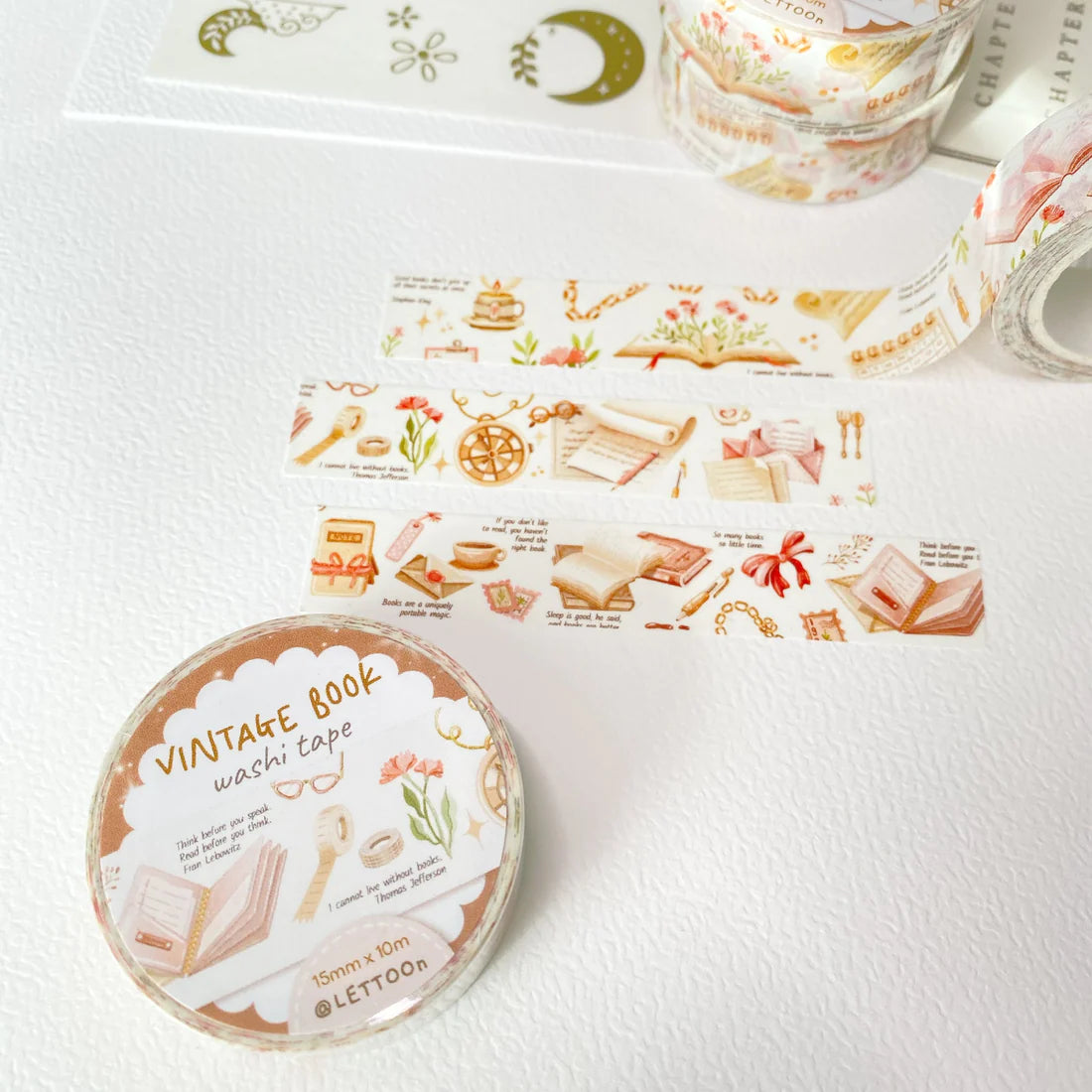 Le masking tape Livre Vintage avec des enveloppes, des fleurs, des articles vintage, des livres, des citations célèbres et plus encore ! Vous pouvez utiliser ce masking tape pour: préparer votre bullet journal, décorer votre journal de lecture et beaucoup plus que ça.