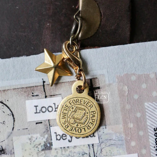 LCN Design Studio | Charms en laiton | Paper lover - LCN Design Studio - millenotes