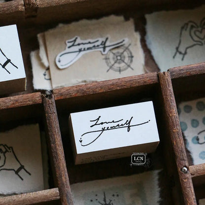 LCN Design Studio | Tampon en bois | Love - LCN Design Studio - Love yourself - millenotes