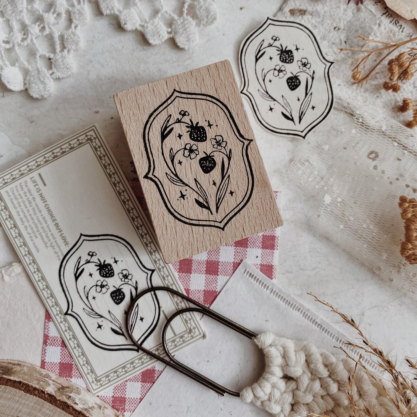 millenotes-albumlovehandmade-rubber-stamp-cadre-strawberry-1