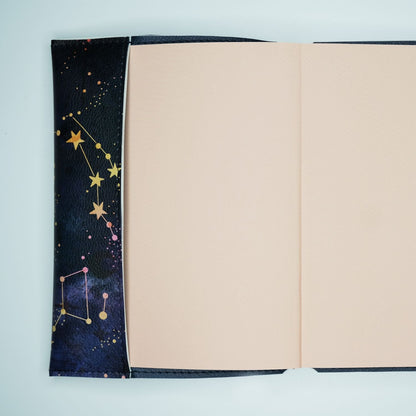 Shimmering Stars | Étui Protège - Notes Élégant en Cuir Vegan, A5 Enroulable - Devangari - art - millenotes