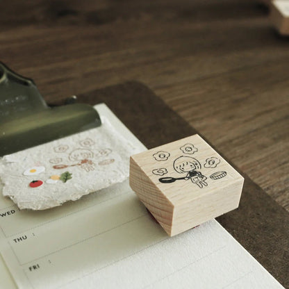 Tampon en bois | Eileen Tai | Mini Girls | At home - Eileen Tai - Frying Eggs - millenotes