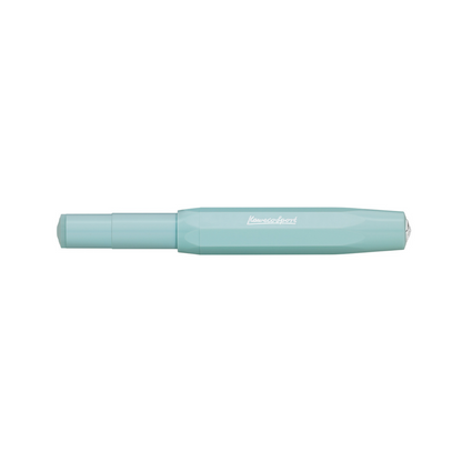 Stylo plume parfait - élégant, de haute qualité, design moderne intéressant, très pratique mais chic en même temps. Un stylo plume dans la couleur menthe énergique réveille l'anticipation de l'été. Les éléments argentés donnent au stylo à la menthe un aspect distinctement cool.