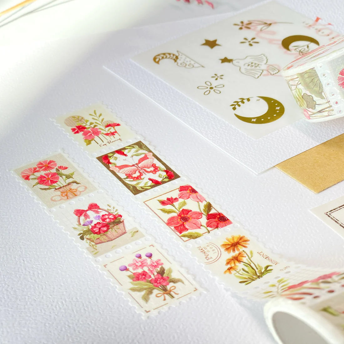 Le masking tape Timbres de fleurs contient 10 timbres au design unique avec des fleurs et des papillons. Vous pouvez utiliser ce masking tape pour: préparer votre bullet journal, décorer votre journal intime, marquer de dates importantes dans votre agenda et beaucoup plus que ça.
