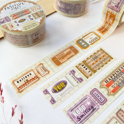 Le masking tape Positive vibes contient des illustrations des billets avec des mots positifs et motivants. Vous pouvez utiliser ce masking tape pour: préparer votre bullet journal, décorer votre journal intime, marquer de dates importantes dans votre agenda, décorer vos lettres et enveloppes, et beaucoup plus que ça.