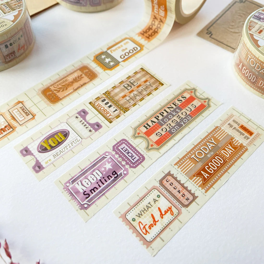 Le masking tape Positive vibes contient des illustrations des billets avec des mots positifs et motivants. Vous pouvez utiliser ce masking tape pour: préparer votre bullet journal, décorer votre journal intime, marquer de dates importantes dans votre agenda, décorer vos lettres et enveloppes, et beaucoup plus que ça.